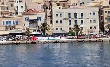 Demonstruesit nuk i lejojnë izraelitët të zbresin nga anija turistike në Greqi