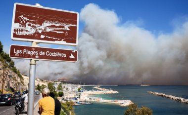 Zjarri po i afrohet qytetit të Marseille – mbyllet aeroporti, ndërpriten edhe lëvizjet me tren