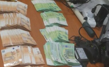 Sekuestrohen mbi 100 mijë euro para të padeklaruara – ishin të fshehura në veturën me shtetas të Serbisë
