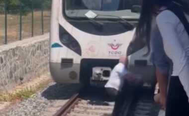 Makinisti në Stamboll ndaloi trenin për të shpëtuar një kotele
