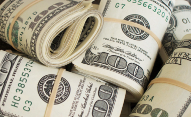 Ia dhuruan një biletë lotarie për ditëlindje, doli të ishte fitues i 100 mijë dollarëve