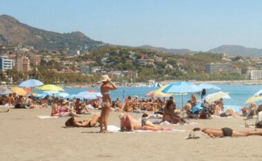 “Mos dilni lakuriq në rrugë” – qyteti spanjoll ka “10 mesazhe” për ata që duan ta vizitojnë atë