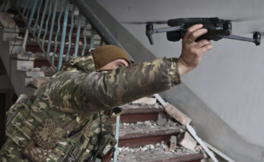 Ukraina përgatit nxënësit për luftë, ata do të mësojnë të fluturojnë dronë luftarakë