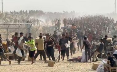 Ish-ushtari britanik ka ndarë skenat kaotike dhe shqetësuese të civilëve që nxitojnë të mbledhin ndihma nga një vend shpërndarjeje në Gaza