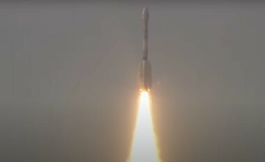 India lëshon satelitin NASA-ISRO “për të ndjekur kërcënimet klimatike nga hapësira”