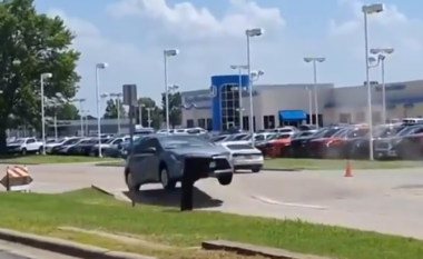Asfalti nuk e përballon dot vapën – rruga çahet si letër në Missouri