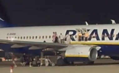 Alarm i rremë për zjarr në aeroplanin e Ryanair, pasagjerët hidhen nga krahu i aeroplanit