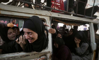 Tanket dhe snajperët izraelitë qëllojnë mbi turmën që priste për ndihma në Gaza