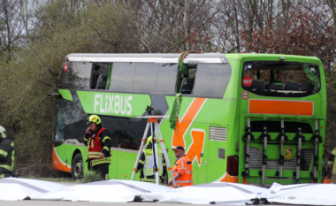 Rrokulliset një autobus në Gjermani, 20 pasagjerë në gjendje kritike