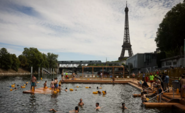 Historike, parisienët notuan në lumin Sena për herë të parë në më shumë se 100 vjet