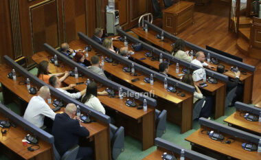 Afati i Gjykatës Kushtetuese,  deputetët fillojnë të hyjnë në sallën e Kuvendit