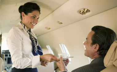 Pse ushqimi ka shije të ndryshme dhe të çuditshme kur udhëtoni me aeroplan?