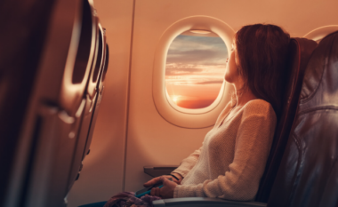 Pse pasagjerëve u kërkohet të ngrenë roletat e dritareve gjatë fluturimit – arsyeja do t’ju shokojë