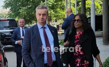Seanca konstituive, në kuvend arrin edhe e ngarkuara me Punë e Ambasadës së SHBA-së dhe ambasadori britanik
