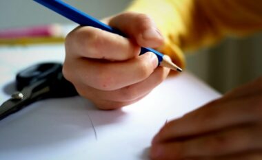 Pse fëmijët ndonjëherë i shkruajnë shkronjat mbrapsht?