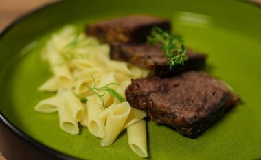 Mish viçi me hudhër dhe makarona: Shije dhe ushqim për familjen