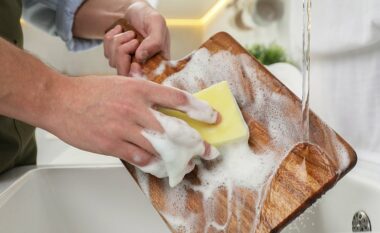Si ta pastroni siç duhet një dërrasë kuzhine?