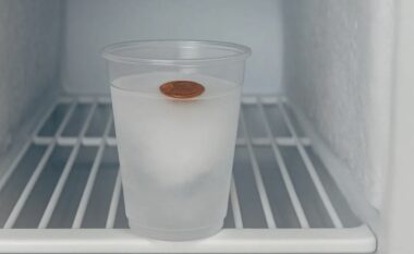 Një truk me monedhë në frigorifer po habit të gjithë – ja pse duhet ta provoni edhe ju