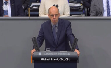 Debatet në Bundestag: Srebrenica nuk ishte e vetmja, kujtohen edhe masakrat serbe në Kosovë
