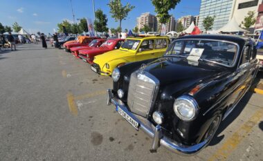 Oldtimer Show magjeps vizitorët në Albi Mall – Vetura klasike, muzikë dhe shpërblime për një pasdite të paharrueshme