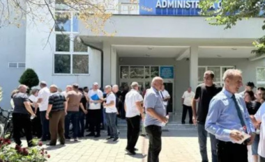 Punëtorët e sigurimit të QKUK-së në grevë, kërkojnë rikthim në punë