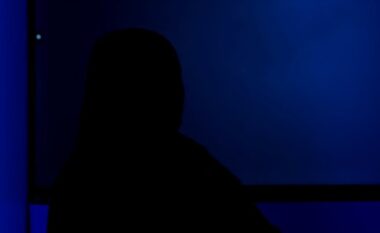 “Serbi më goditi, isha shtatzënë në muajin e tetë”, rrëfimimi i të mbijetuares së dhunës seksuale gjatë luftës në Kosovë