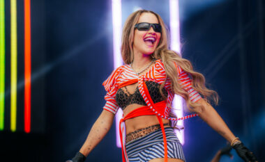 Rita Ora: Komuniteti LGBTQIA+ janë heronjtë e individualitetit – ata më kanë mësuar çfarë do të thotë të jesh vetja dhe të luftosh për atë që beson