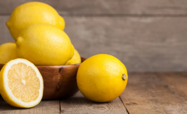 Limoni, deodoranti më i thjeshtë dhe natyral – ja si mund ta aplikoni