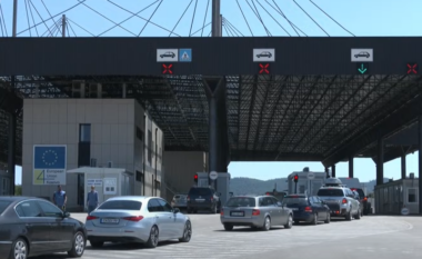 Mërgimtarët në masë vijnë përmes Serbisë, injorojnë thirrjet