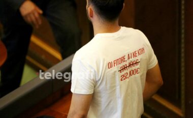 “Oj Fitore, a i ke kthy jo 200 mijë, por 250 mijë euro?” – deputeti i LDK-së me mbishkrim në bluzë