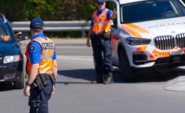 I burgosuri shqiptar arratiset nga vetura e policisë teksa po transportohej me të burgosurit e tjerë në Zvicër