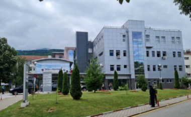 Ndërron jetë në urgjencë pasi i përkeqësohet gjendja shëndetësore gjatë një shëtitjeje në parkun e spitalit në Prizren, rasti po hetohet