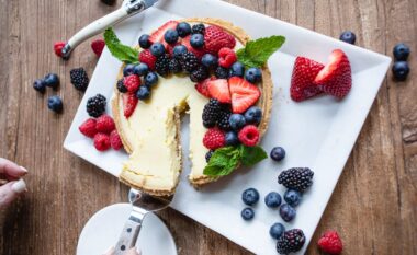 Tartë me krem vanilje dhe fruta të freskëta verore