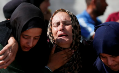 “Po na vrasin për miell dhe ujë”, palestinezët përshkruajnë kaosin në vendin ku po shpërndahen ndihmat