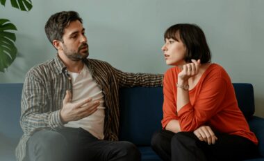 Dy komplimente të mëdha që fshehin një presion të heshtur dhe manipulim emocional: Është bukur t’i dëgjosh, por…