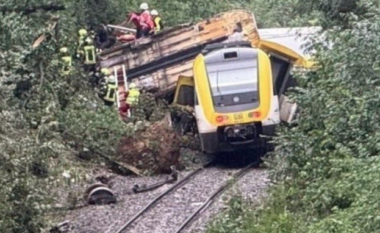 Treni del nga shinat në Gjermani, disa të vdekur dhe të lënduar