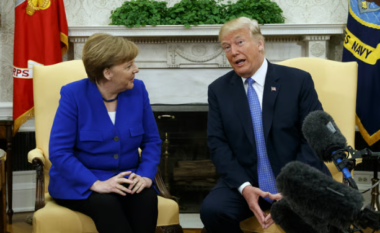 Pse Trump nuk dëshironte t’i shtrëngonte duart me Merkelin?