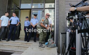 “Ky bostan ka zemër, e Albin Kurti ia ka hëngër” – qytetari proteston para Kuvendit të Kosovës