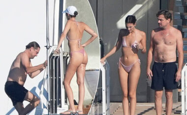 Leonardo DiCaprio shfaqet më në formë se kurrë me të dashurën Vittoria Ceretti në një jaht në Saint Tropez