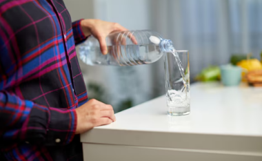 A është i sigurt të pihet uji që ka qëndruar gjatë natës?