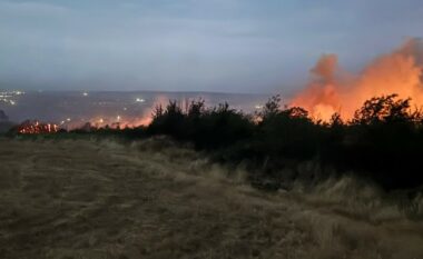 Situata me zjarre, në Zasellë të Mitrovicës intervenohet edhe me helikopter nga KFOR-i