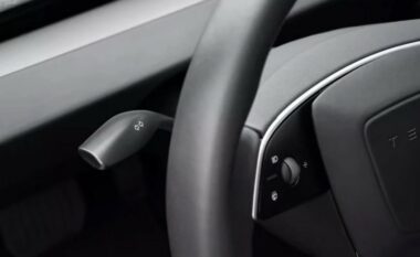 Pas vitesh kritikash, Tesla e rikthen në heshtje levën e sinjalit të kthesës në Model 3