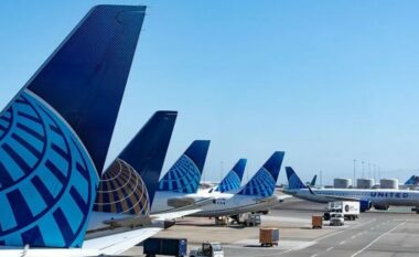 U merrnin para shtesë pasagjerëve për rezervim të ulëseve pranë dritareve, i ulnin afër mureve të aeroplanëve – paditen aviokompanitë Delta dhe United  