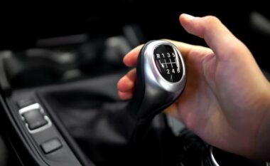 Nga e katërta në të tretën, shoferi i BMW ngatërroi shpejtësitë gjatë ngasjes me 150 kilometra – pamje që tregojnë çfarë i ndodhi veturës