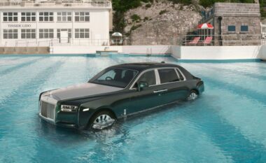Rolls-Royce përfundon në një pishinë, marka prestigjioze feston legjendat e muzikës