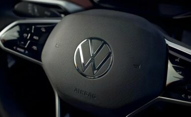 Volkswagen përballet me padi për kontrollet tepër të ndjeshme të timonit
