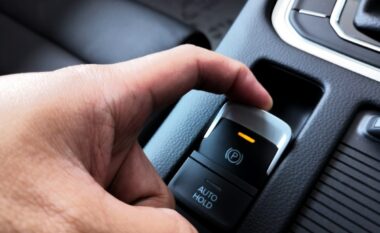 Çfarë ndodh kur shtypni butonin e frenit elektronik të parkimit gjatë drejtimit të automjetit?