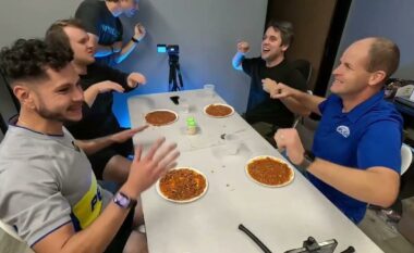 Katër burra hanë fasule me rrëmojëse për të thyer rekordin botëror