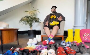 Një burrë nga Konektikat koleksionoi më shumë se 3,800 palë sandale Crocs