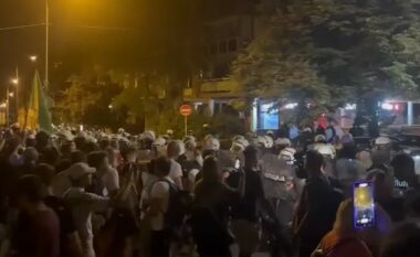 Opozita në Serbi proteston kundër partisë së Vuçiqit, por vazhdimisht përdor gjuhë fyese ndaj shqiptarëve